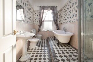 Bathrobes, slippers, towels, soap - Newcastle & Durham 15 minutes. Hot-tub luxury (Birtley)