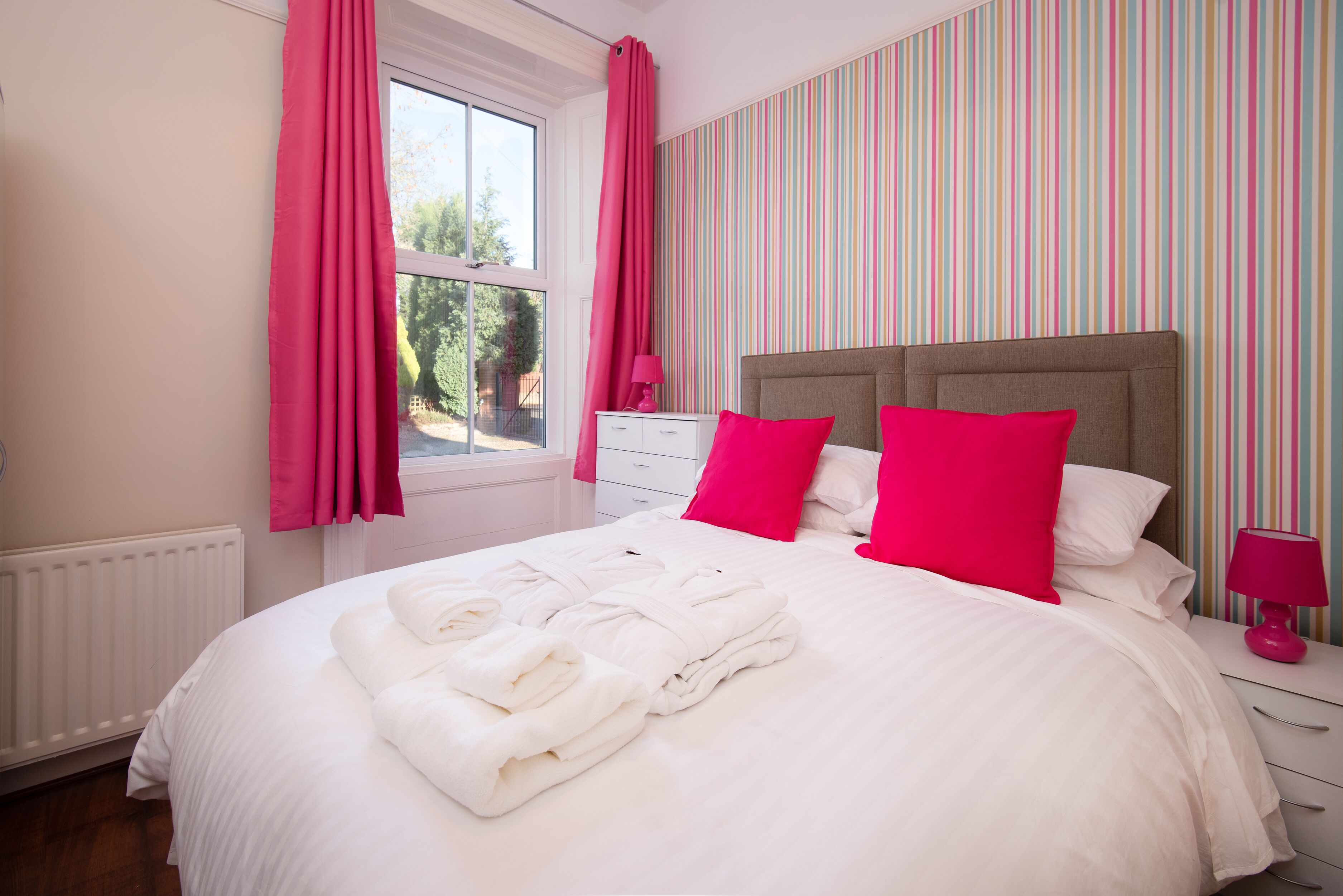 5 chambres, fer et planche à repasser, Wi-Fi, draps fournis