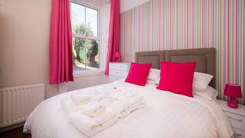 5 bedrooms, iron/ironing board, WiFi, bed sheets