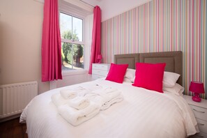 5 bedrooms, iron/ironing board, WiFi, bed sheets - Newcastle & Durham 15 minutes. Hot-tub luxury (Birtley)