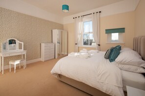 5 bedrooms, iron/ironing board, WiFi, bed sheets