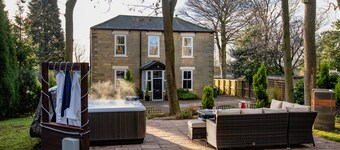 Newcastle & Durham 15 minutes. Hot-tub luxury