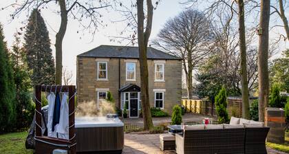 Newcastle & Durham 15 minutes. Hot-tub luxury