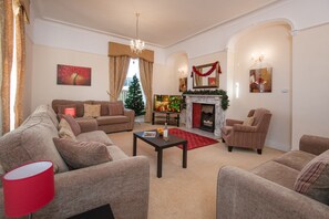 TV, fireplace, video games - Newcastle & Durham 15 minutes. Hot-tub luxury (Birtley)