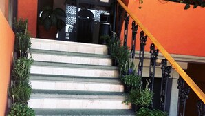 Property entrance - Suites Sevilla (Puebla)