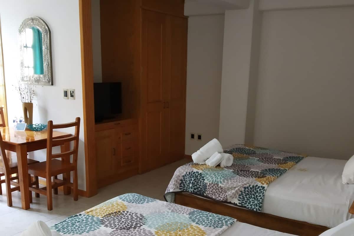 Suite familiar, varias camas | Ropa de cama de alta calidad, minibar y decoración personalizada