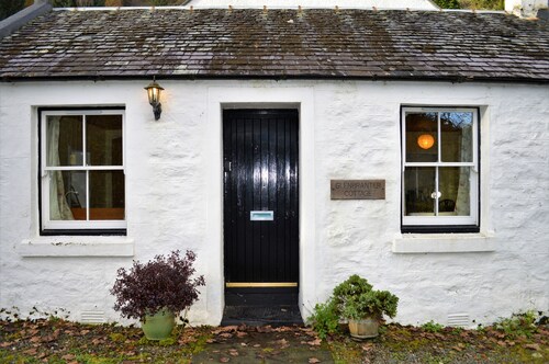Quiet village location in beautiful valley close to Dunoon, Argyll. Sleeps 2, pet friendly