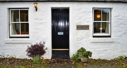 Quiet village location in beautiful valley close to Dunoon, Argyll. Sleeps 2, pet friendly