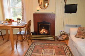 TV, fireplace - Quiet village location in beautiful valley close to Dunoon, Argyll. Sleeps 2, pet friendly (Strachur)