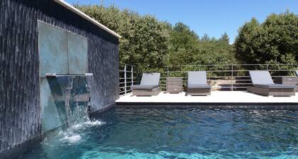 Maison en pierre avec piscine en pleine nature