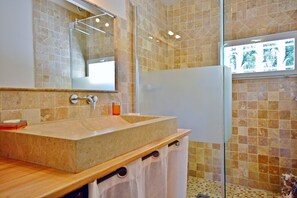 Douche, sèche-cheveux, serviettes fournies, savon
