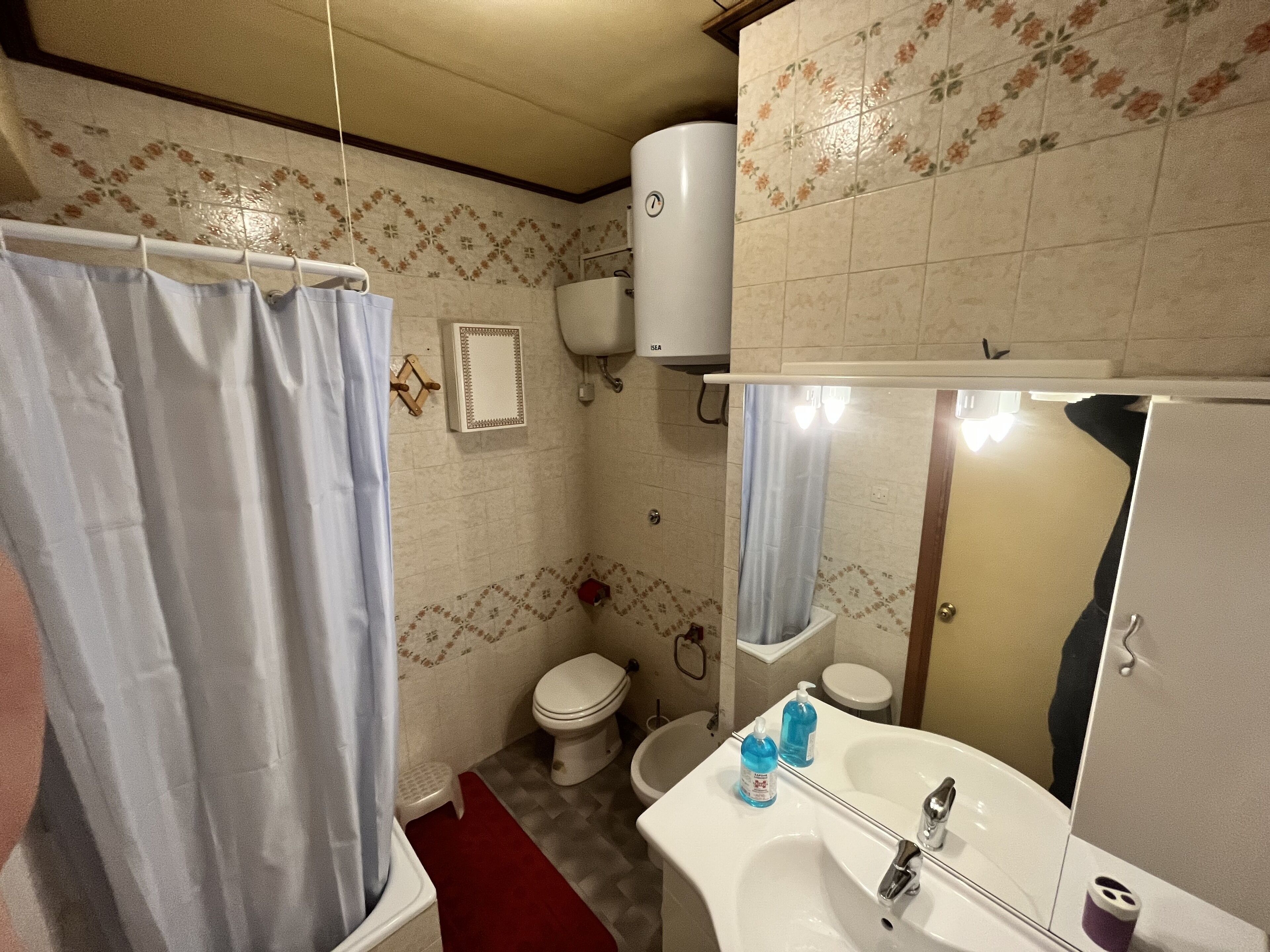Combinazione doccia/vasca, asciugacapelli, bidet, carta igienica