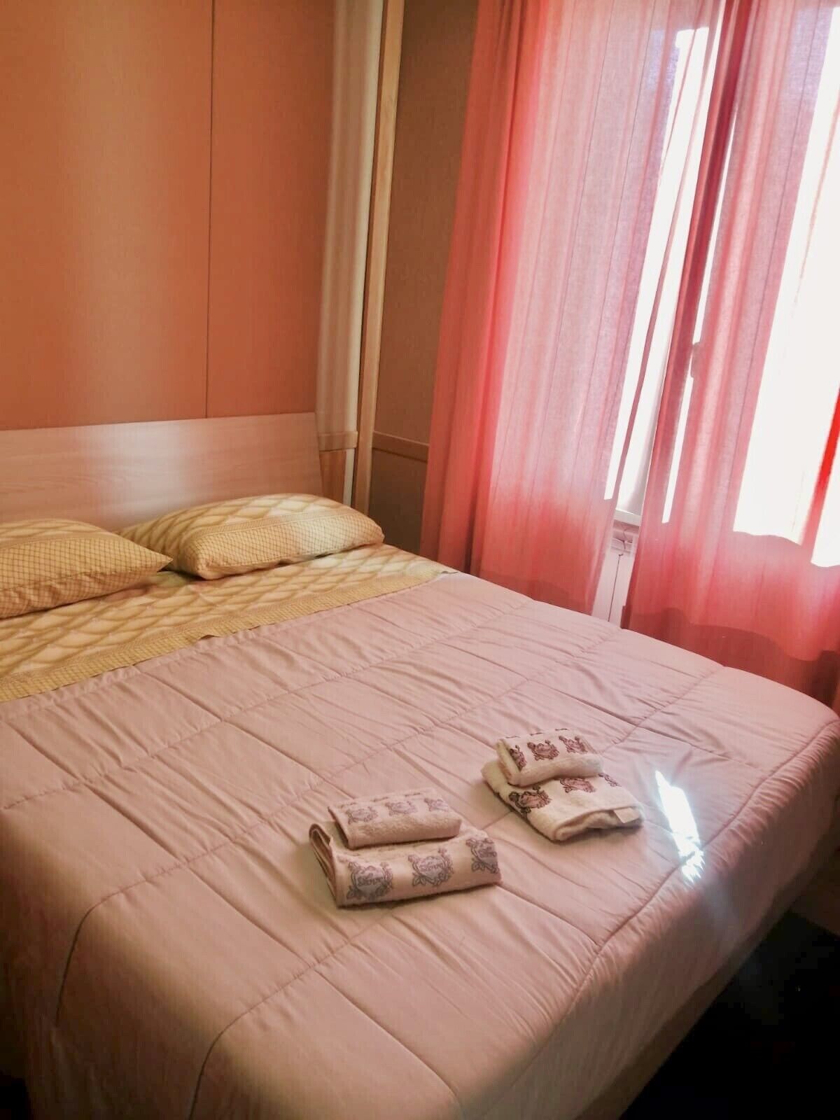 3 bedrooms, iron/ironing board, travel crib