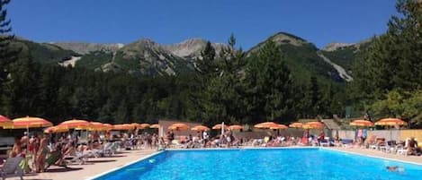 Una piscina al aire libre