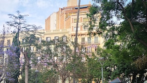 A park with a gazebo, trees, and a building with balconies in the background. - Nice flat for rent with large private terrace, next to Passeig de Gracia, Barcelona center (Barcelona)