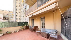 A balcony with a sofa, chairs, and potted plants. - Nice flat for rent with large private terrace, next to Passeig de Gracia, Barcelona center (Barcelona)