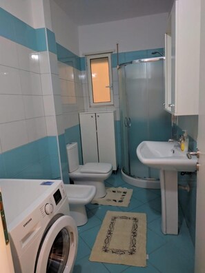 Kostenlose Toilettenartikel, Haartrockner, Hausschuhe, Handtücher