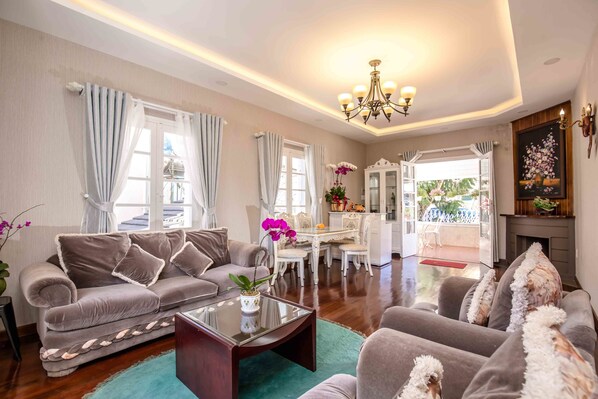 Apartment, 4 Bedrooms, Non Smoking | Lobby sitting area - Roy Villa Coffee (Da Lat)