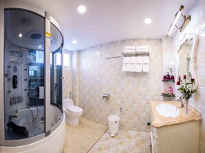Kostenlose Toilettenartikel, Haartrockner, Hausschuhe, Handtücher