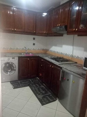 Een koelkast, een magnetron, een oven, een koffiezetapparaat/waterkoker