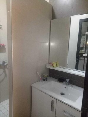 Een haardroger, handdoeken, zeep, shampoo