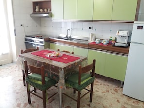 Fridge, coffee/tea maker, electric kettle, cookware/dishes/utensils - Private room in Salerno Torrione area (SALERNO)