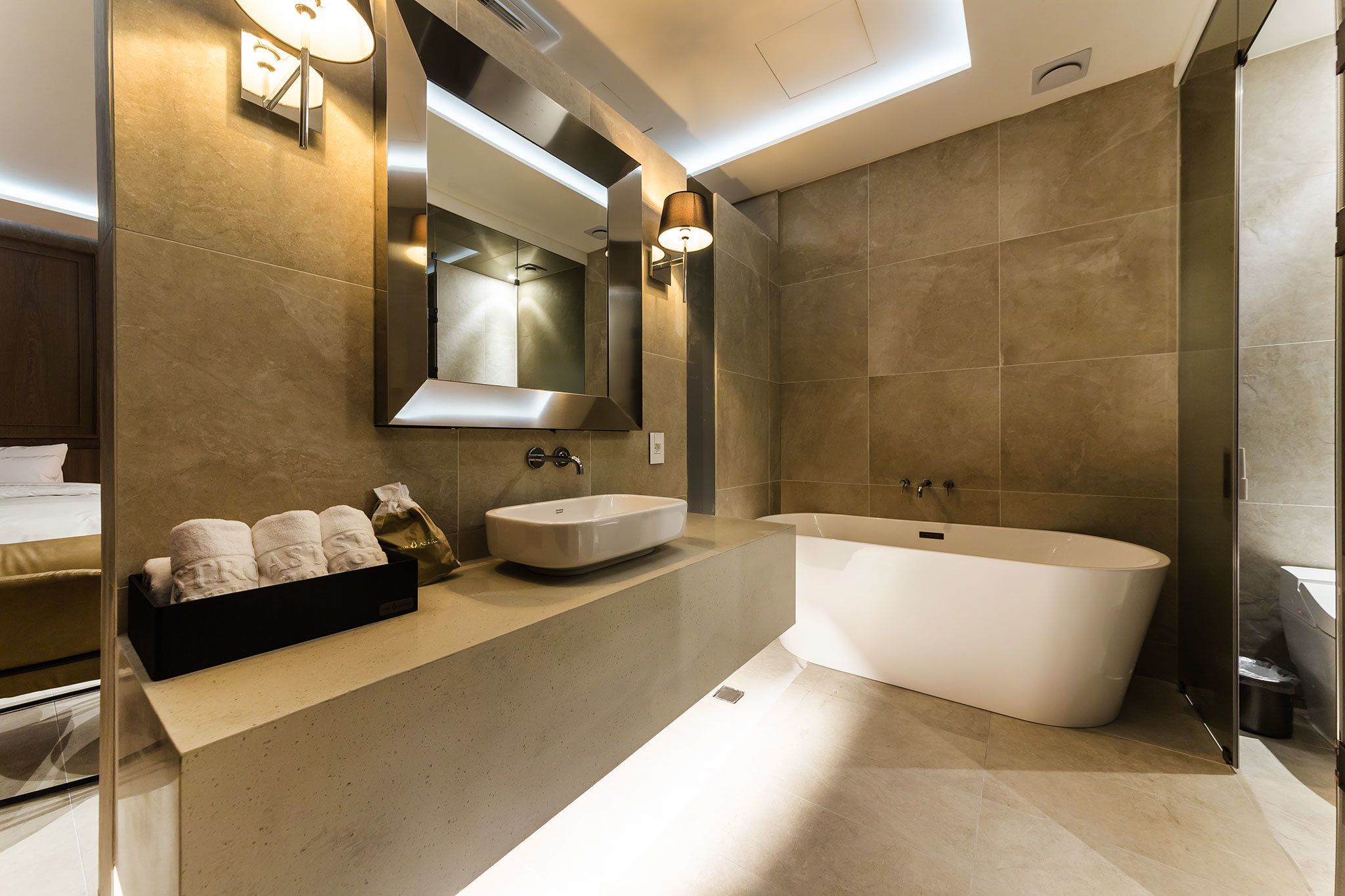 standard twin room | bathroom | separate bathtub and shower, deep-soaking bathtub, free toiletries