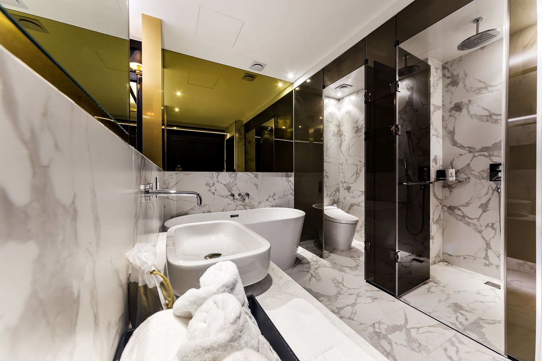 standard double room | bathroom | separate bathtub and shower, deep-soaking bathtub, free toiletries