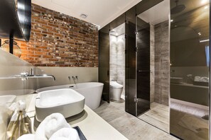 Deluxe tweepersoonskamer | Badkamer | Een aparte badkuip en douche, een diep bad, gratis toiletartikelen