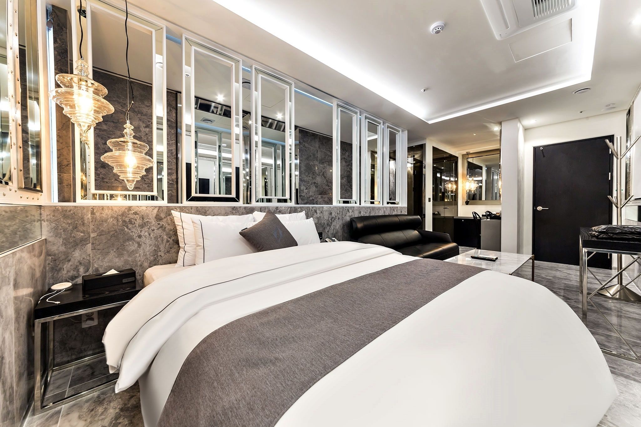 스탠다드 더블룸 | 미니바, 각각 다른 스타일의 인테리어, 각각 다르게 가구 비치, 암막 커튼