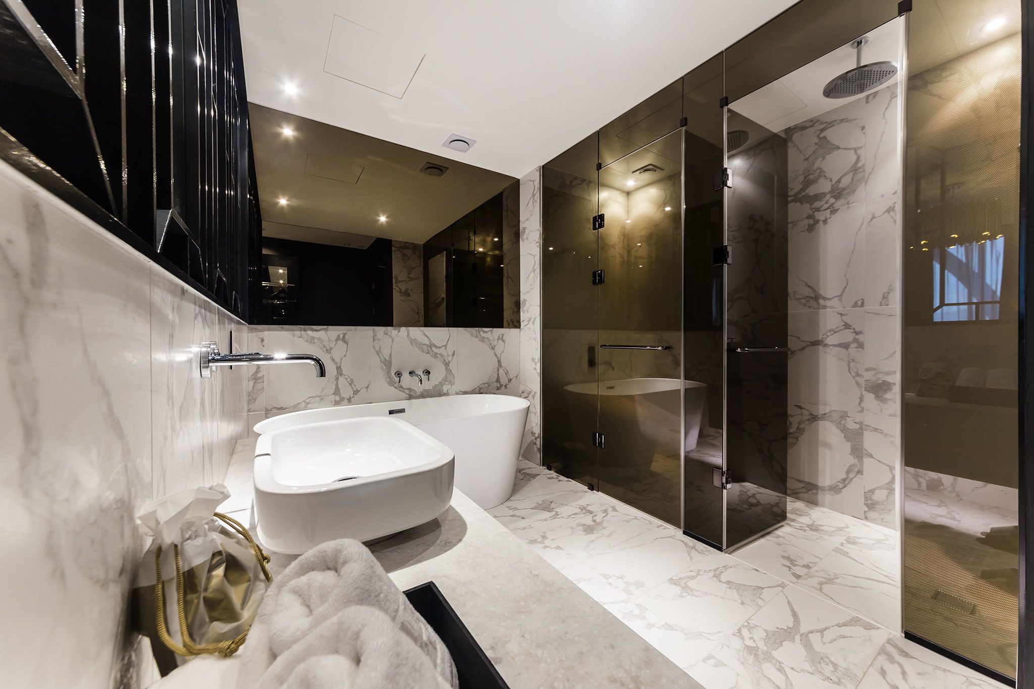 deluxe double room | 1 bedroom, minibar, individually decorated, individually furnished