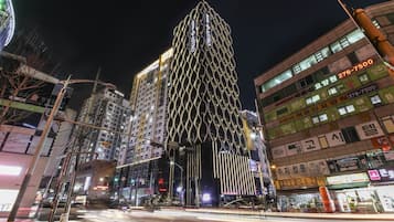 Façana frontal de l'allotjament (vespre/nit)