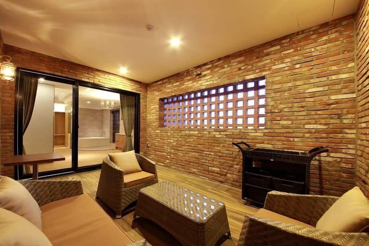 1 bedroom, premium bedding, individually decorated