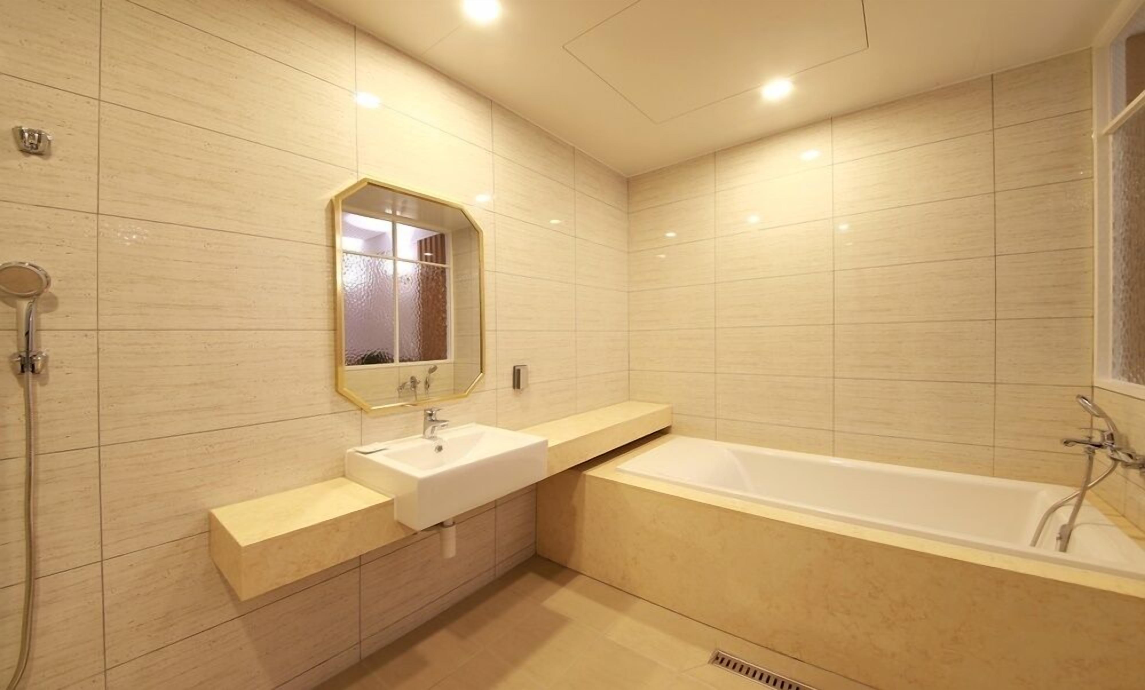 deluxe double room | bathroom | free toiletries, hair dryer, bathrobes, slippers