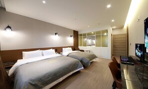 尊荣双床房 | 高档床上用品、特色装修、特色家居、办公桌