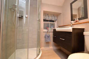 Douche, sèche-cheveux, serviettes fournies