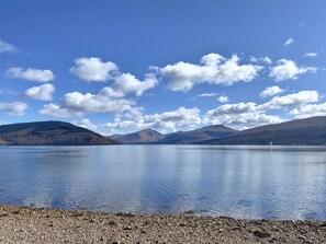 A calm lake with mountains in the background and a clear sky. - Seaview location in Inverarary, historic cottage within walking distance of town centre, sleeps 4 (Inverarary)