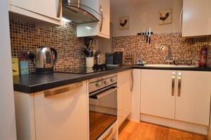 Fridge, microwave, oven, stovetop - Seaview location in Inverarary, historic cottage within walking distance of town centre, sleeps 4 (Inverarary)