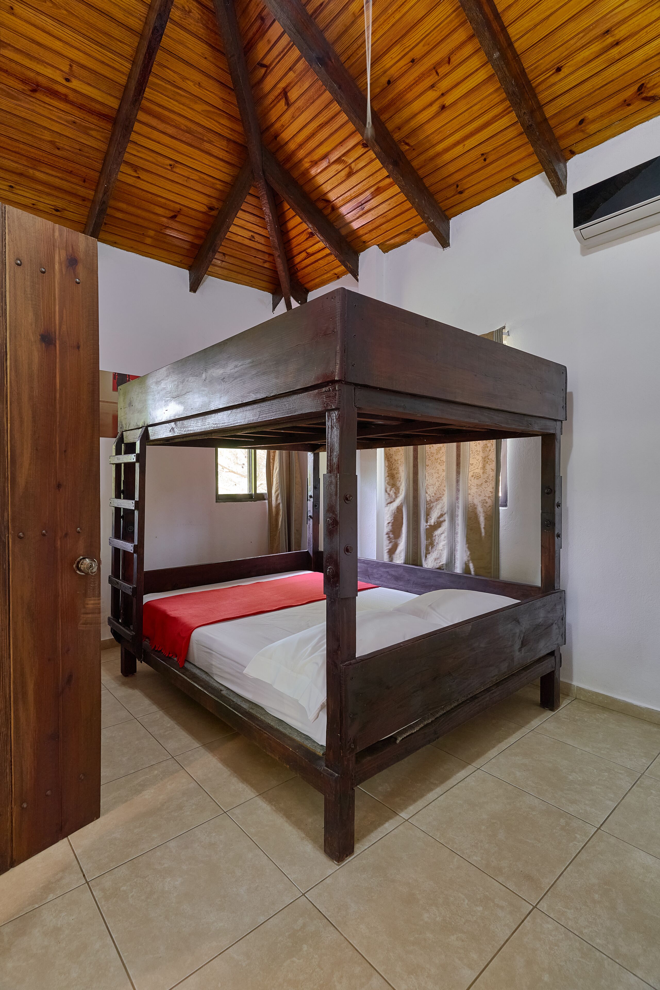 Minibar, tabla de planchar con plancha, wifi gratis y ropa de cama 