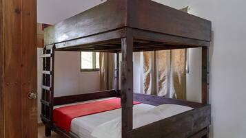 Minibar, tabla de planchar con plancha, wifi gratis y ropa de cama