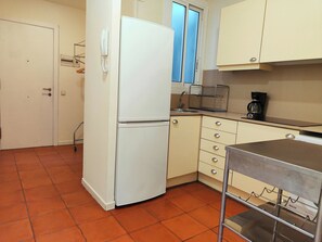 Réfrigérateur, micro-ondes, plaque de cuisson, cafetière/bouilloire