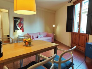 TV - RL Spacious 2-Bed Apt on La Rambla. Wifi &Central (Barcelona)