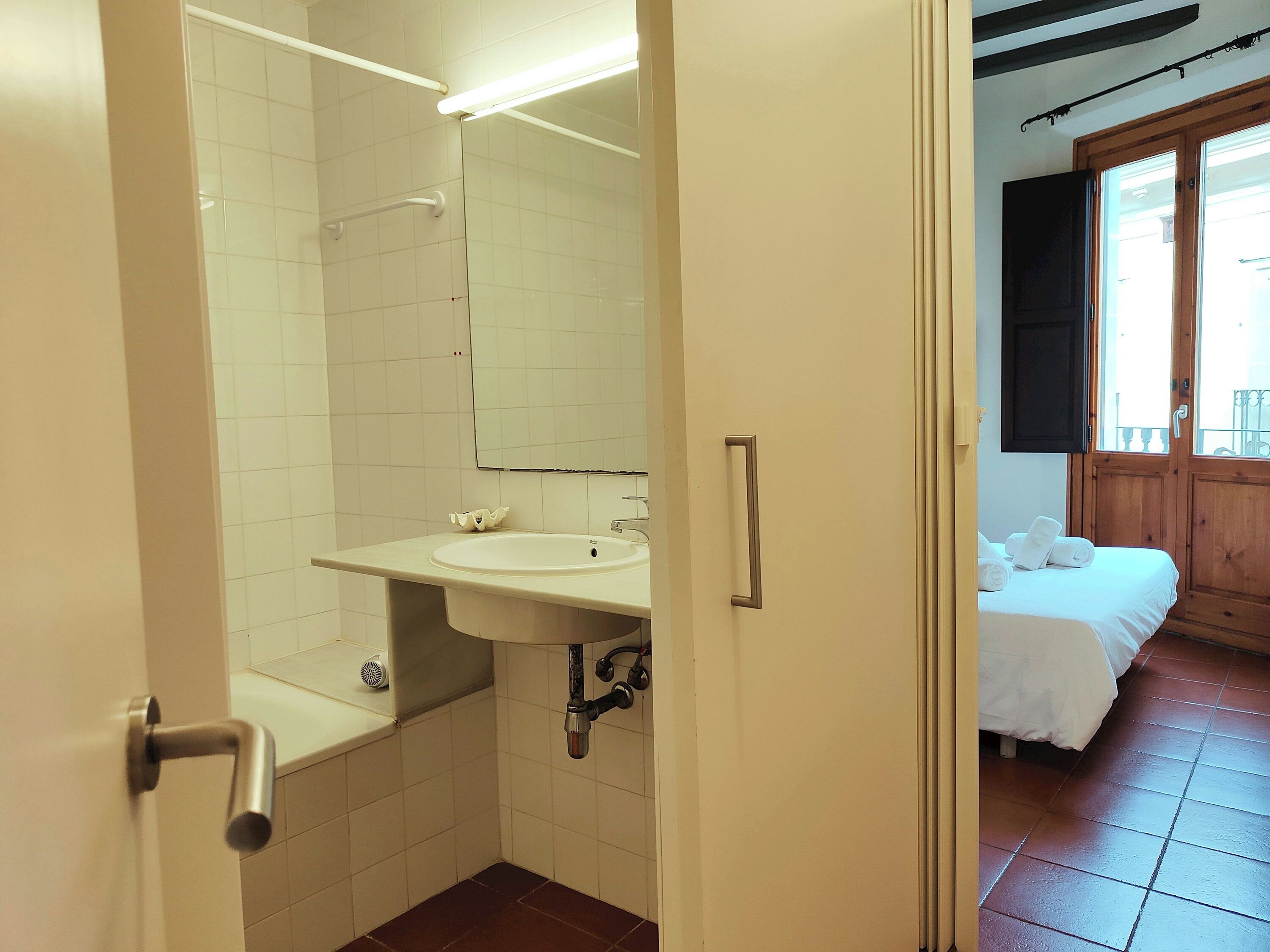 Bañera, secador de pelo, toallas