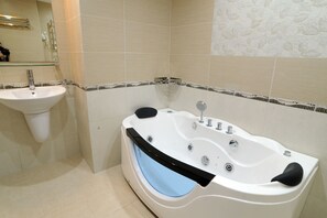 Perlengkapan mandi gratis, pengering rambut, sandal, dan handuk