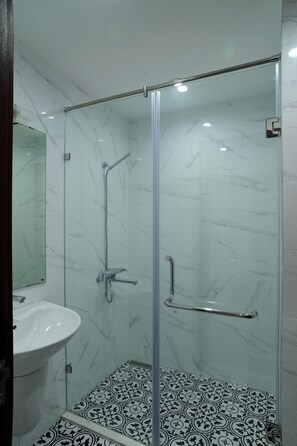 Suite, 2 chambres | Douche de la salle de bain