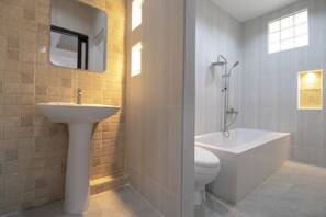 Shower, towels, soap - OYO 75364 River Kwai Road Residences (Kanchanaburi)
