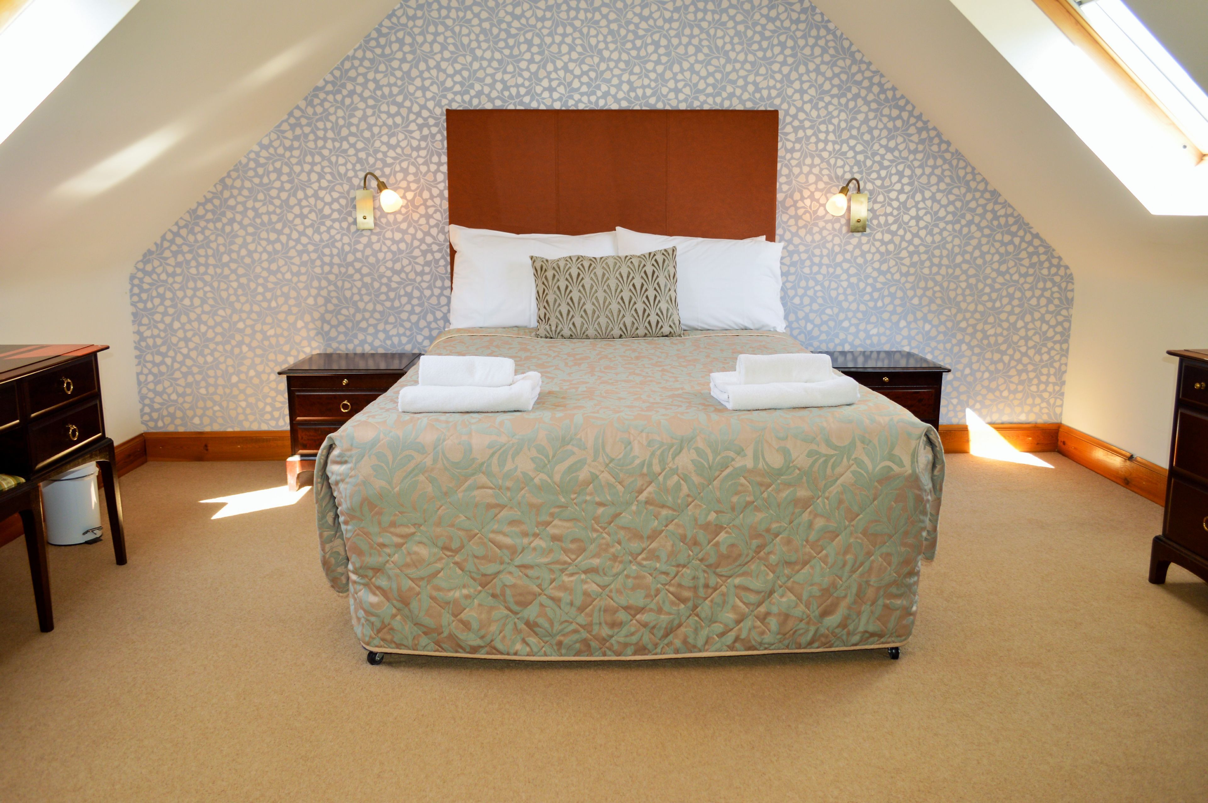 7 chambres, fer et planche à repasser, Wi-Fi, draps fournis