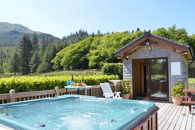 Luxury property sleeping 14 with extensive garden, sauna and hot-tub near Dunoon