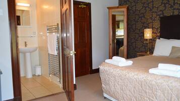 7 bedrooms, iron/ironing board, WiFi, bed sheets