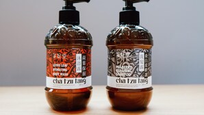 Dos botellas de gel de ducha con dispensadores de bomba.